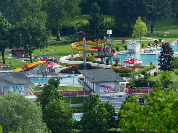 Comment choisir un camping avec des animations aquatiques et une piscine ?